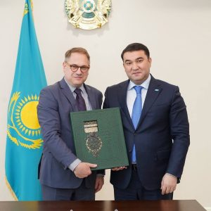 Read more about the article ТҮРКІСТАН ОБЛЫСЫНЫҢ ӘКІМІ ФРАНЦИЯ ЕЛШІСІМЕН КЕЗДЕСТІ